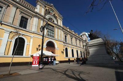 La Casa Central de la Universidad de Chile fue el lugar que recibió a las decenas de personas que llegaron este viernes a hacer su aporte.